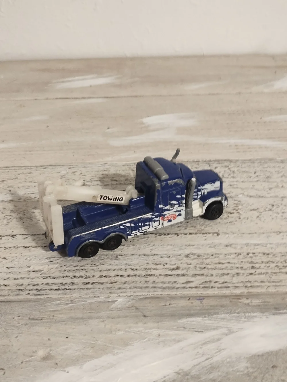 Vintage 1998 hot Wheels heavy duty tow truck diecast some scratches